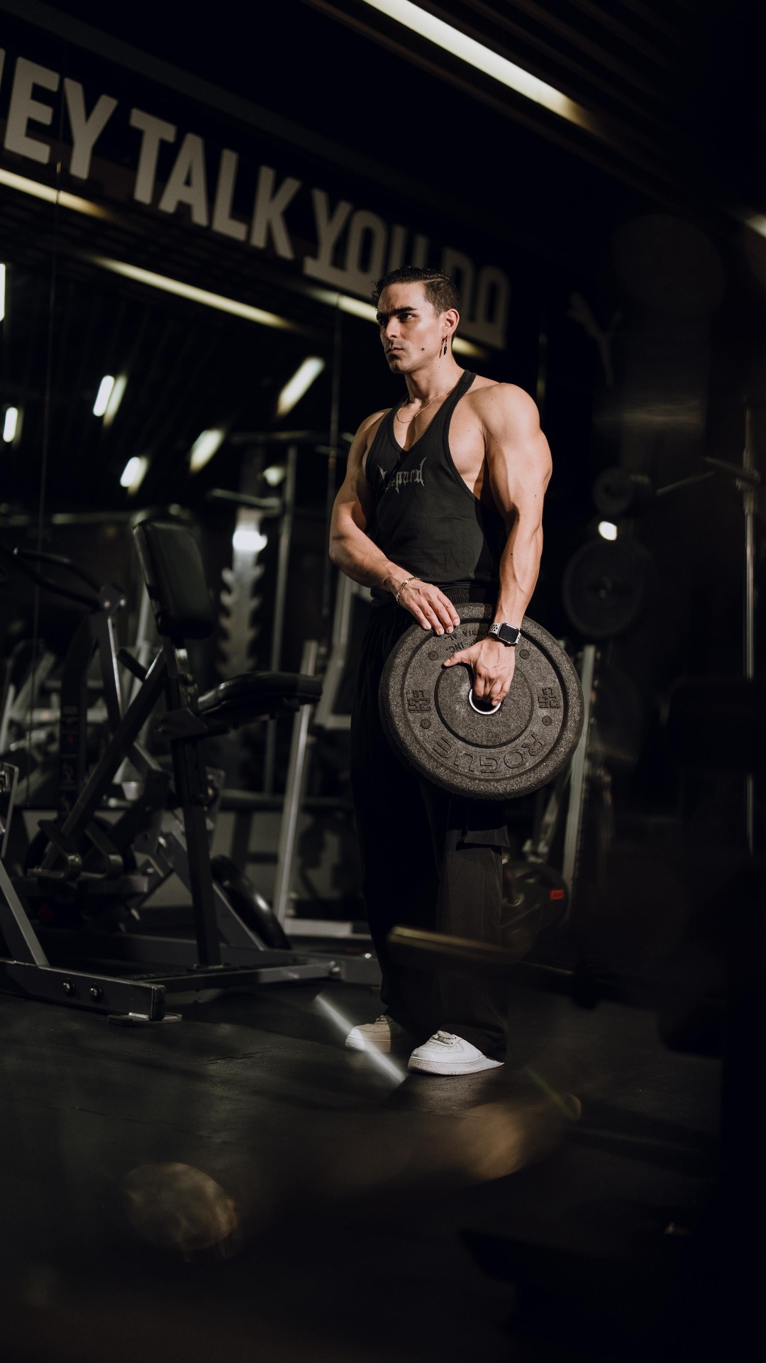 Mario Hernández entrenando con un disco en el gimnasio